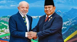 Gambar selebaran yang dirilis oleh Kepresidenan Brasil menunjukkan Presiden Brasil Luiz Inacio Lula da Silva (kiri) berpose untuk difoto dengan Presiden Prabowo Subianto sebelum peluncuran Aliansi Global Melawan Kelaparan dan Kemiskinan dan sesi pertama Pertemuan Pemimpin G20 di Rio de Janeiro, Brasil, pada 18 November 2024. (AFP/Handout)