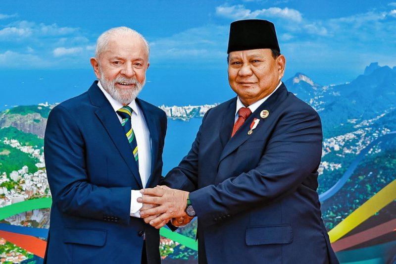 Gambar selebaran yang dirilis oleh Kepresidenan Brasil menunjukkan Presiden Brasil Luiz Inacio Lula da Silva (kiri) berpose untuk difoto dengan Presiden Prabowo Subianto sebelum peluncuran Aliansi Global Melawan Kelaparan dan Kemiskinan dan sesi pertama Pertemuan Pemimpin G20 di Rio de Janeiro, Brasil, pada 18 November 2024. (AFP/Handout)