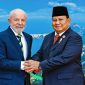 Gambar selebaran yang dirilis oleh Kepresidenan Brasil menunjukkan Presiden Brasil Luiz Inacio Lula da Silva (kiri) berpose untuk difoto dengan Presiden Prabowo Subianto sebelum peluncuran Aliansi Global Melawan Kelaparan dan Kemiskinan dan sesi pertama Pertemuan Pemimpin G20 di Rio de Janeiro, Brasil, pada 18 November 2024. (AFP/Handout)
