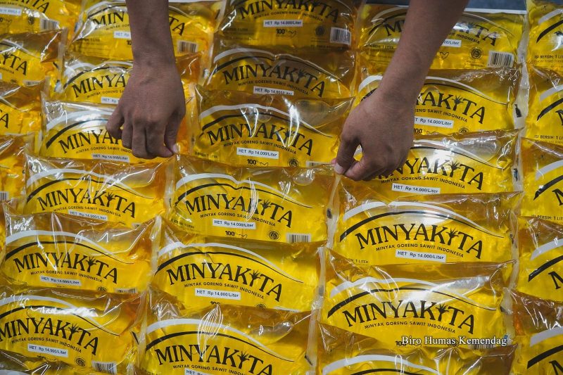 KPPU menemukan penjualan bersyarat atau tying agreement dalam bentuk persyaratan untuk setiap pembelian 10 pack MinyaKita, isi 6 botol per pack, pedagang diwajibkan membeli 1 kotak margarin merek tertentu, isi 60 bungkus, dari distributor