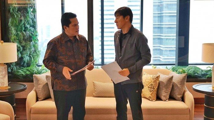 Ketum PSSI Erick Thohir bersama pelatih Timnas Indonesia Shin Tae-yong