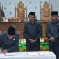 penandatanganan nota kesepakatan Kebijakan Umum Perubahan Anggaran (KUPA) dan Prioritas Plafon Anggaran Sementara (PPAS) perubahan APBD tahun anggaran 2025. oleh Bupati Bolmut Sirajudin Lasena di dapingi Wakil Bupati Moh.Aditia Pontoh Bersama Ketua DPRD Bolmut Frangky Chendra didapingi dua Wakil Pimpinan DPRD