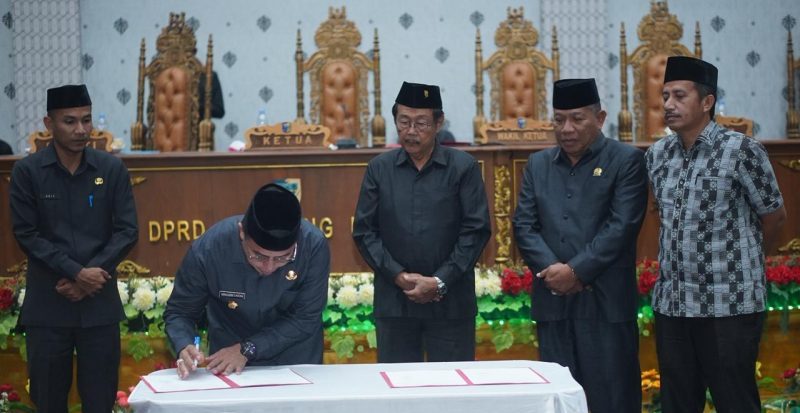 penandatanganan nota kesepakatan Kebijakan Umum Perubahan Anggaran (KUPA) dan Prioritas Plafon Anggaran Sementara (PPAS) perubahan APBD tahun anggaran 2025. oleh Bupati Bolmut Sirajudin Lasena di dapingi Wakil Bupati Moh.Aditia Pontoh Bersama Ketua DPRD Bolmut Frangky Chendra didapingi dua Wakil Pimpinan DPRD