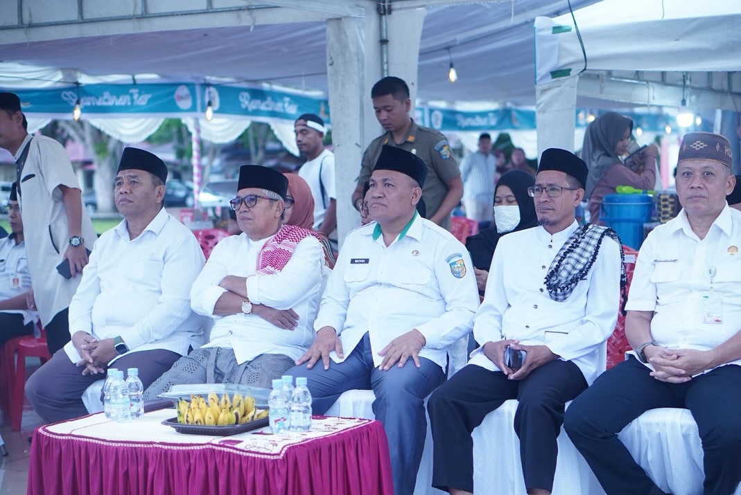 ketua DMI Boltara, kepala BPS, para Asisten, Staf Ahli Bupati, Pimpinan OPD, ketua Baznas Boltara, pimpinan organisasi keagamaan, serta masyarakat. 