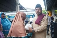 Kakan Kemenag Boltara Idrus Sante berikan Bantuan kpada masyarakat