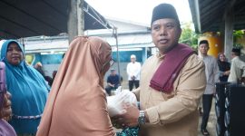 Kakan Kemenag Boltara Idrus Sante berikan Bantuan kpada masyarakat