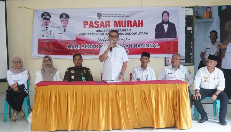 Bupati Bolaang Mongondow Utara Dr. Sirajudin Lasena, SE., M.Ec.Dev,membuka Pasar Murah di desa Inomunga, kecamatan Kaidipang, Rabu (11/3/26).