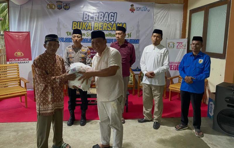 Ketua PWI Boltara Patris Babay menyerahkan bantuan sembako kepada masyarakat