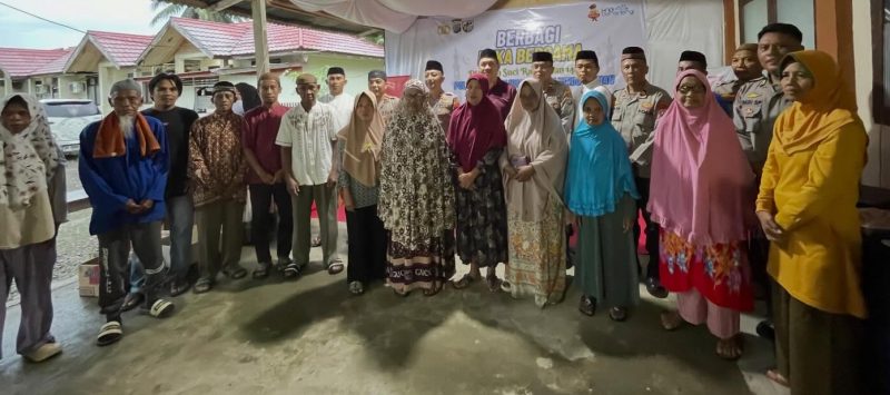 Jajaran Polres Boltara dan Polsek Pinogaluman bersama  masyarakat, kaum dhuafa di Kecamatan Pinogaluman