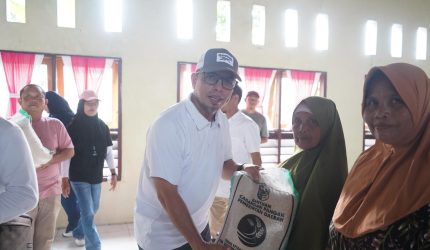 Buapti Sirajudin Lasena Menyerakan Bantuan kepada masyarakat Pinogaluman