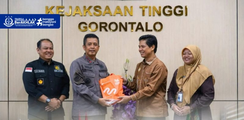 Kepala Kejaksaan Tinggi (Kajati) Gorontalo, Riyono, SH, M.Hum. , Bersama Kepala Badan Pusat Statistik (BPS) Provinsi Gorontalo, Dr. Watekhi, S.Si., MSE. , di kantor Kejati Gorontalo pada Kamis (9/4/2026).