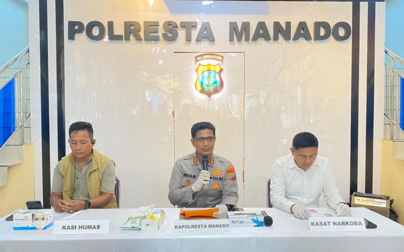 Kapolresta Manado Kombes Pol Irham Halid, saat konferensi pers didampingi, Kasat Narkoba Polresta Manado Kompol Hilman Muthalib dan Kasi Humas Iptu Agush Haryono, Senin, 13 April 2026.